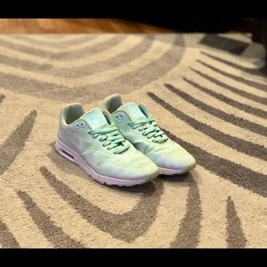 Nike Air Max Ultra Moire women’s sneakers